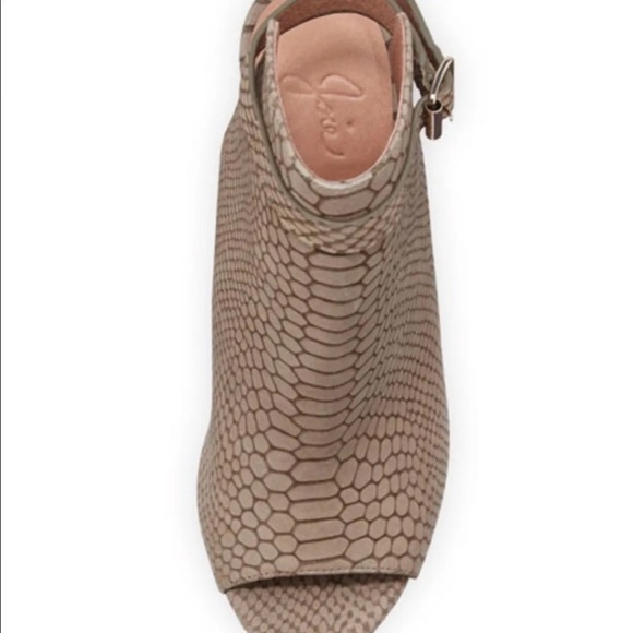 Joie Windsor Wedge Sandal
Snake-embossed leather textures Size 8.5 - Picture 4 of 15